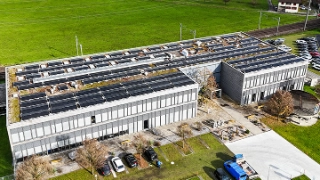 Bild einer Solaranlage von Solarify auf einem Gebaeude der BSZ Stiftung in Schuebelbach, Kanton Schwyz.